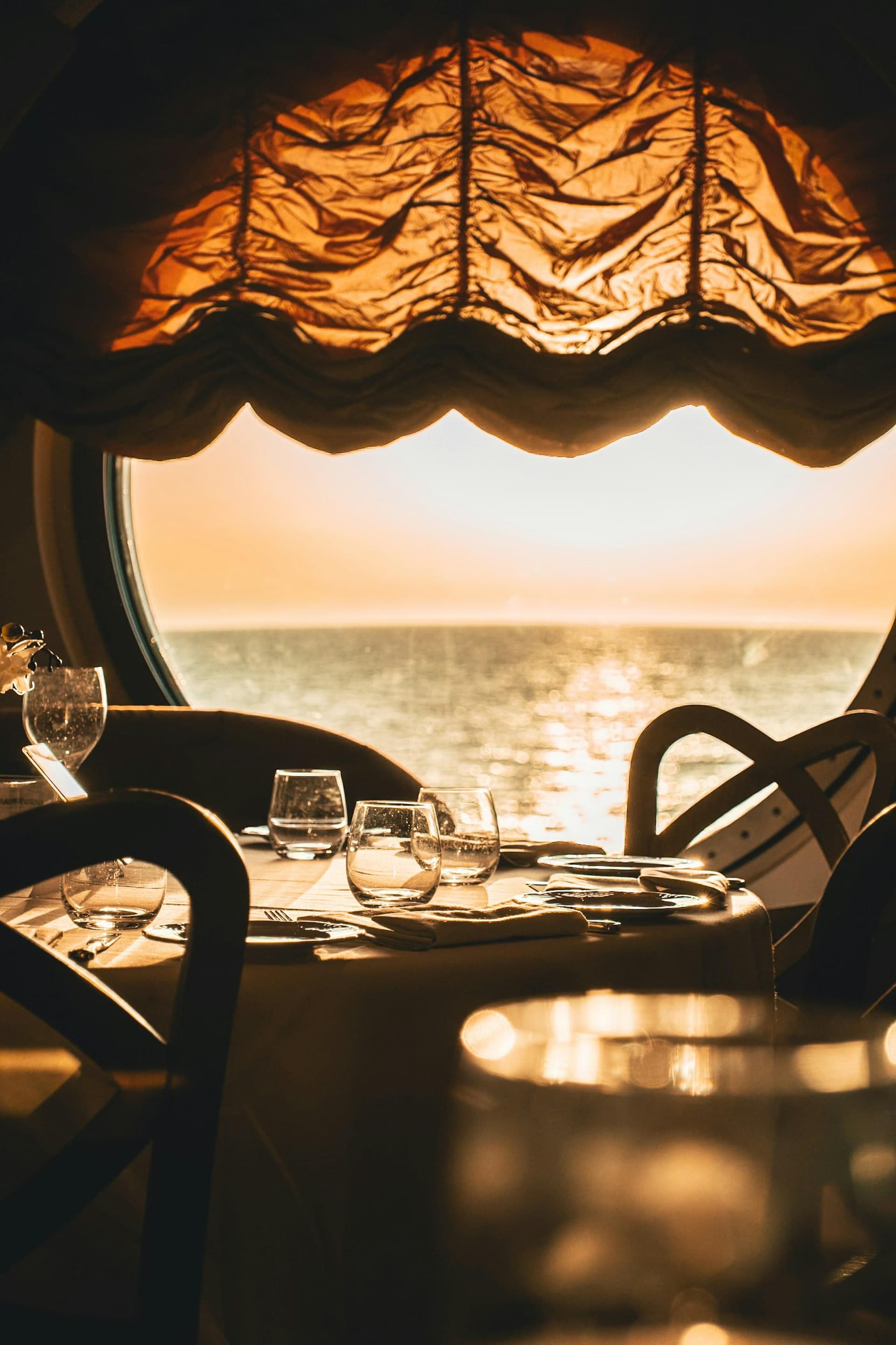 Dine: Dinner cruises and floating restaurants